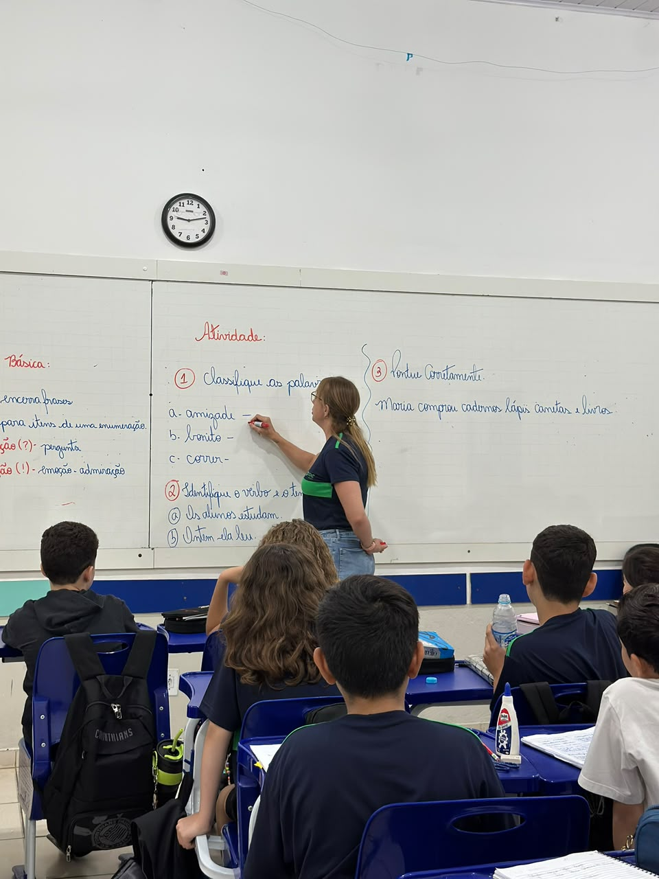 Professora e alunos do COC Jales durante uma aula em sala