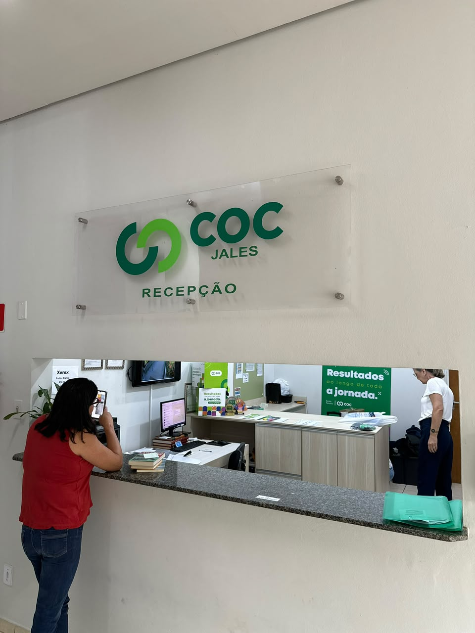 Recepção do COC Jales com atendimento às famílias